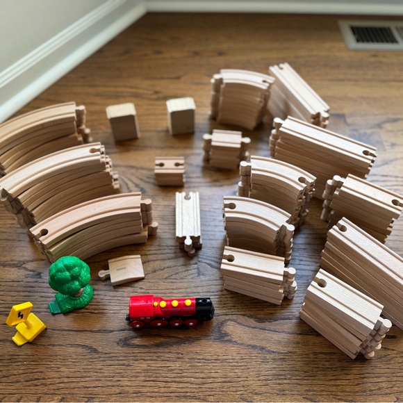 Thomas & Friends Wooden Train Set with Red and Black Engine - Picture 7 of 12